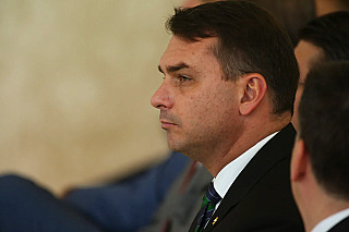 Após escala no Equador, Flávio Bolsonaro e família estão em voo rumo a Miami, nos EUA