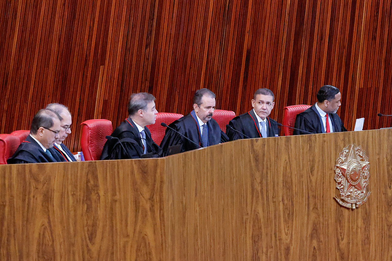 TSE tem 21 ações envolvendo Lula e Flávio que podem resultar em cassação e inelegibilidade