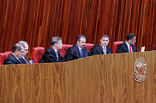 TSE tem 21 ações envolvendo Lula e Flávio que podem resultar em cassação e inelegibilidade