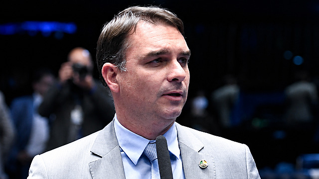 PF investiga se Flávio Bolsonaro fugiu do Brasil após ser proibido de deixar o país