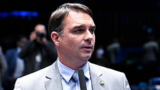 PF investiga se Flávio Bolsonaro fugiu do Brasil após ser proibido de deixar o país