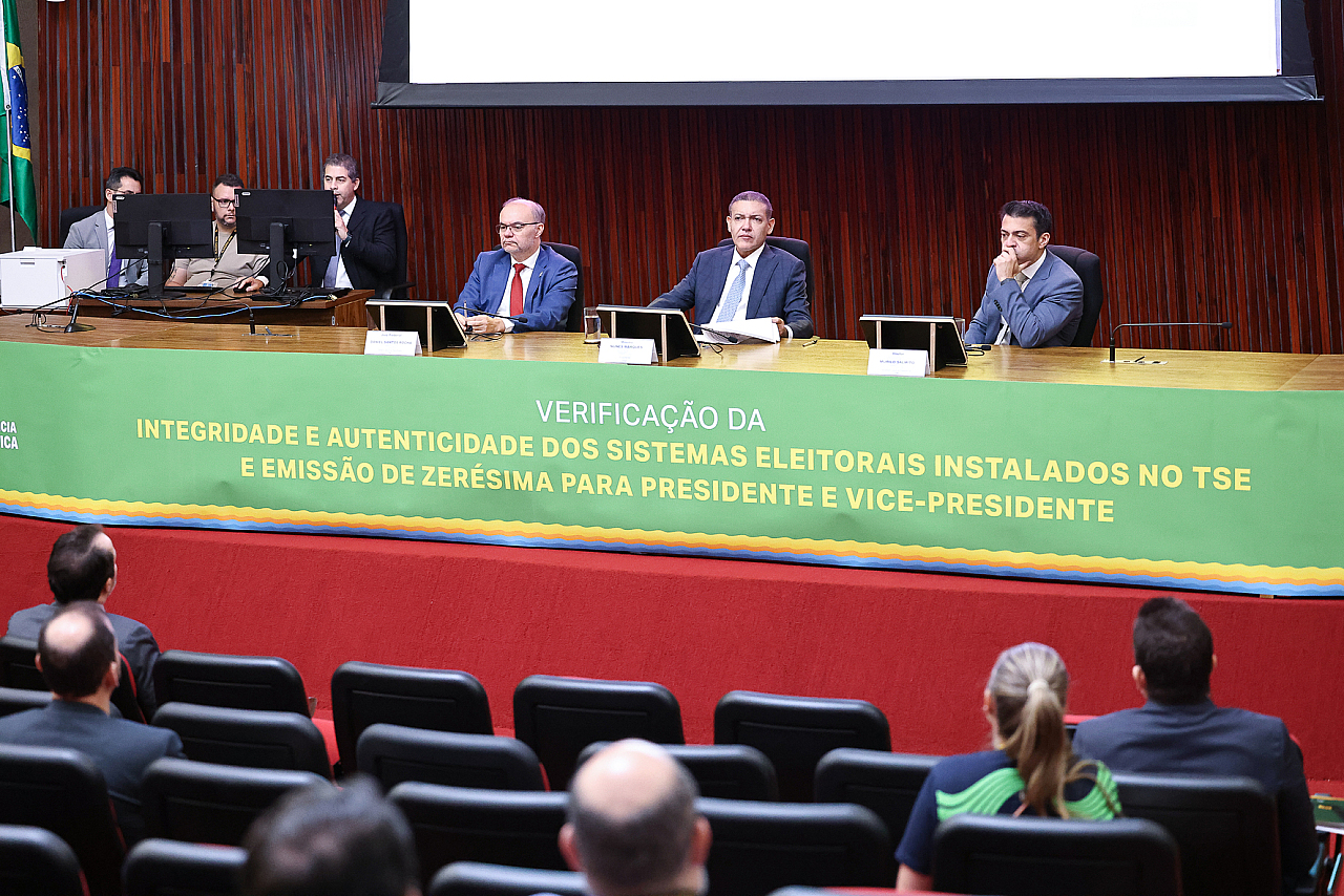 TSE desmente Flávio Bolsonaro e diz não ter retirado fiscais do PL da sala cofre