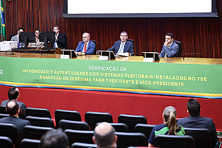 TSE desmente Flávio Bolsonaro e diz não ter retirado fiscais do PL da sala cofre